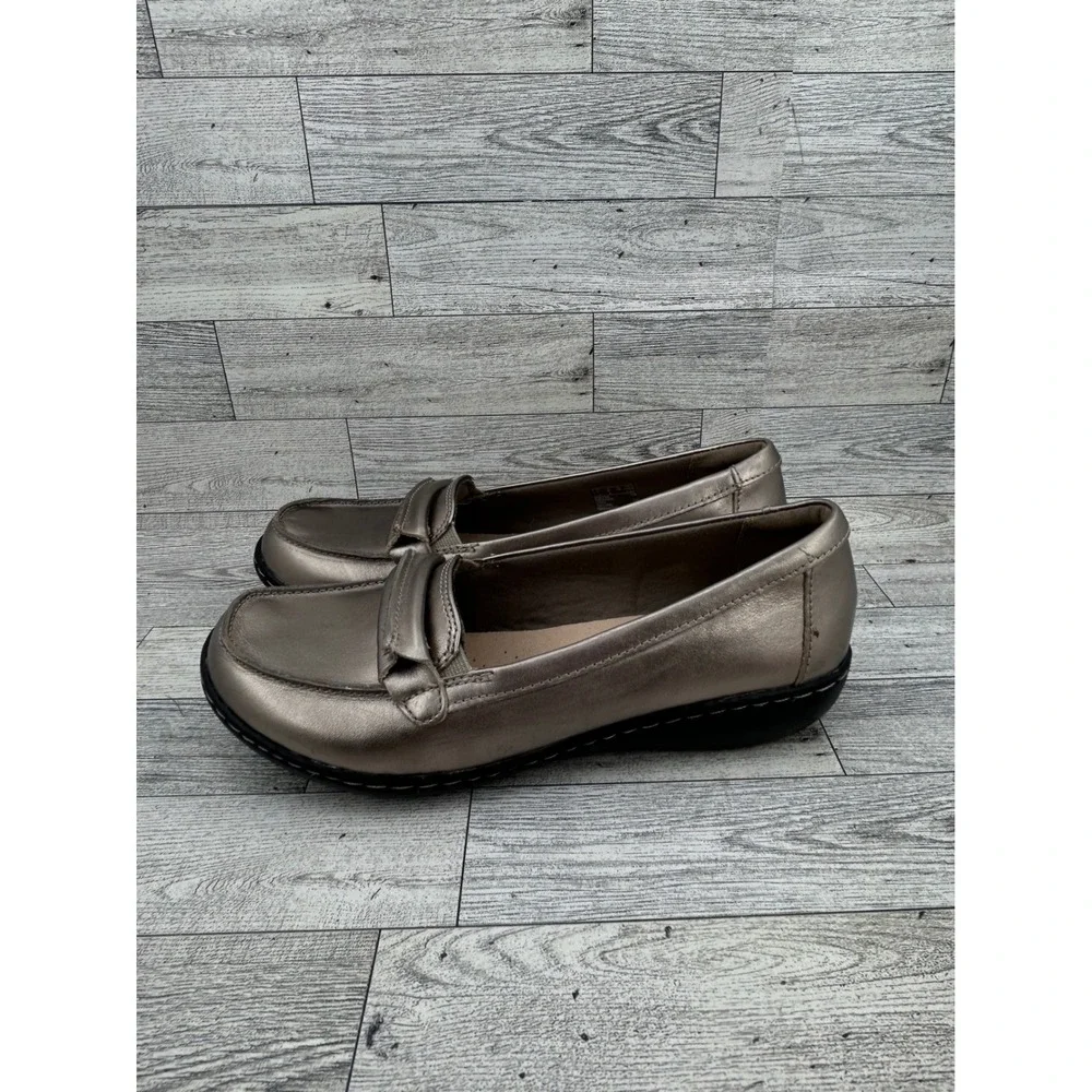Clarks Collection Ultimate Comfort Women Sz 8M Penny Loafers Metallic Pewter